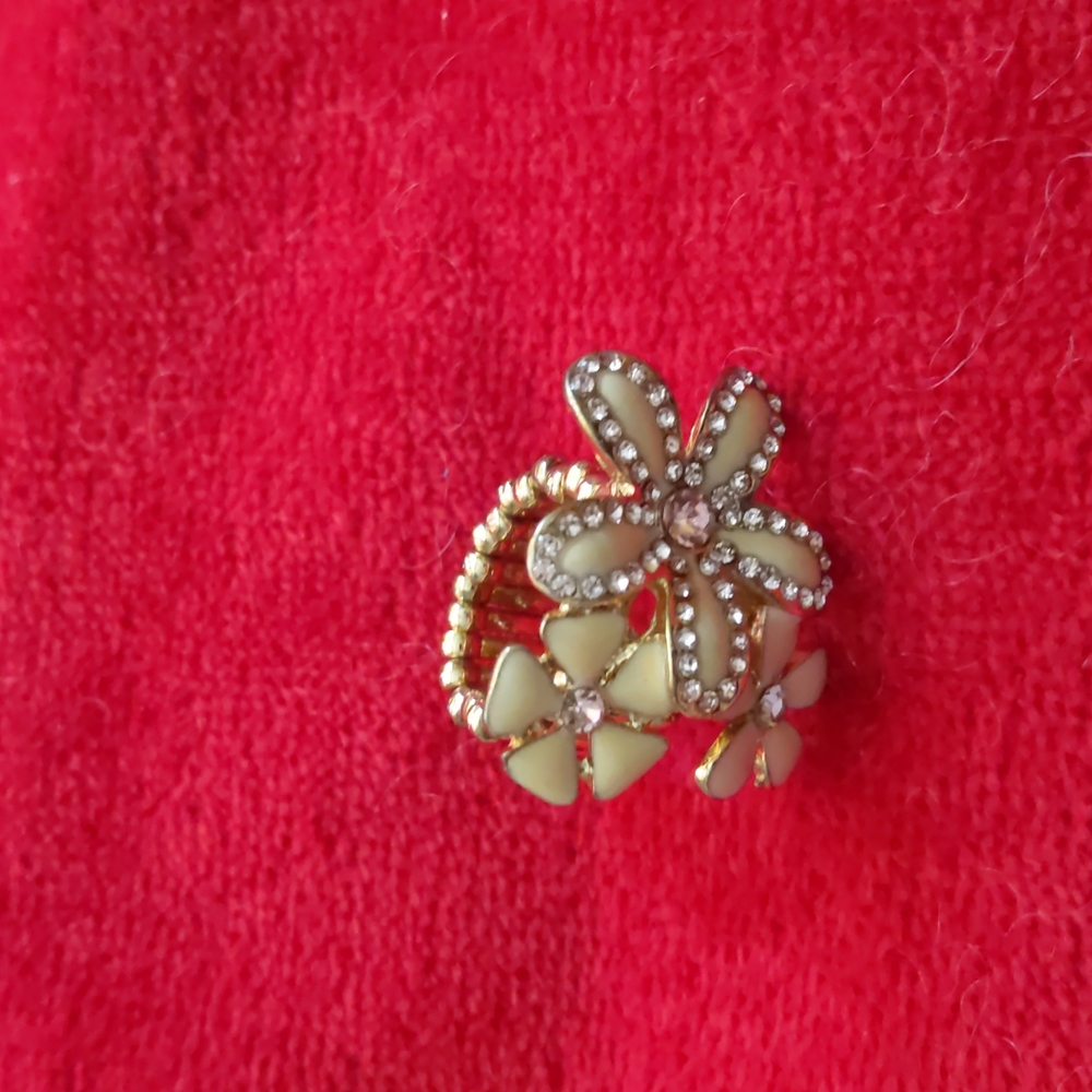 NWOT Floral ring